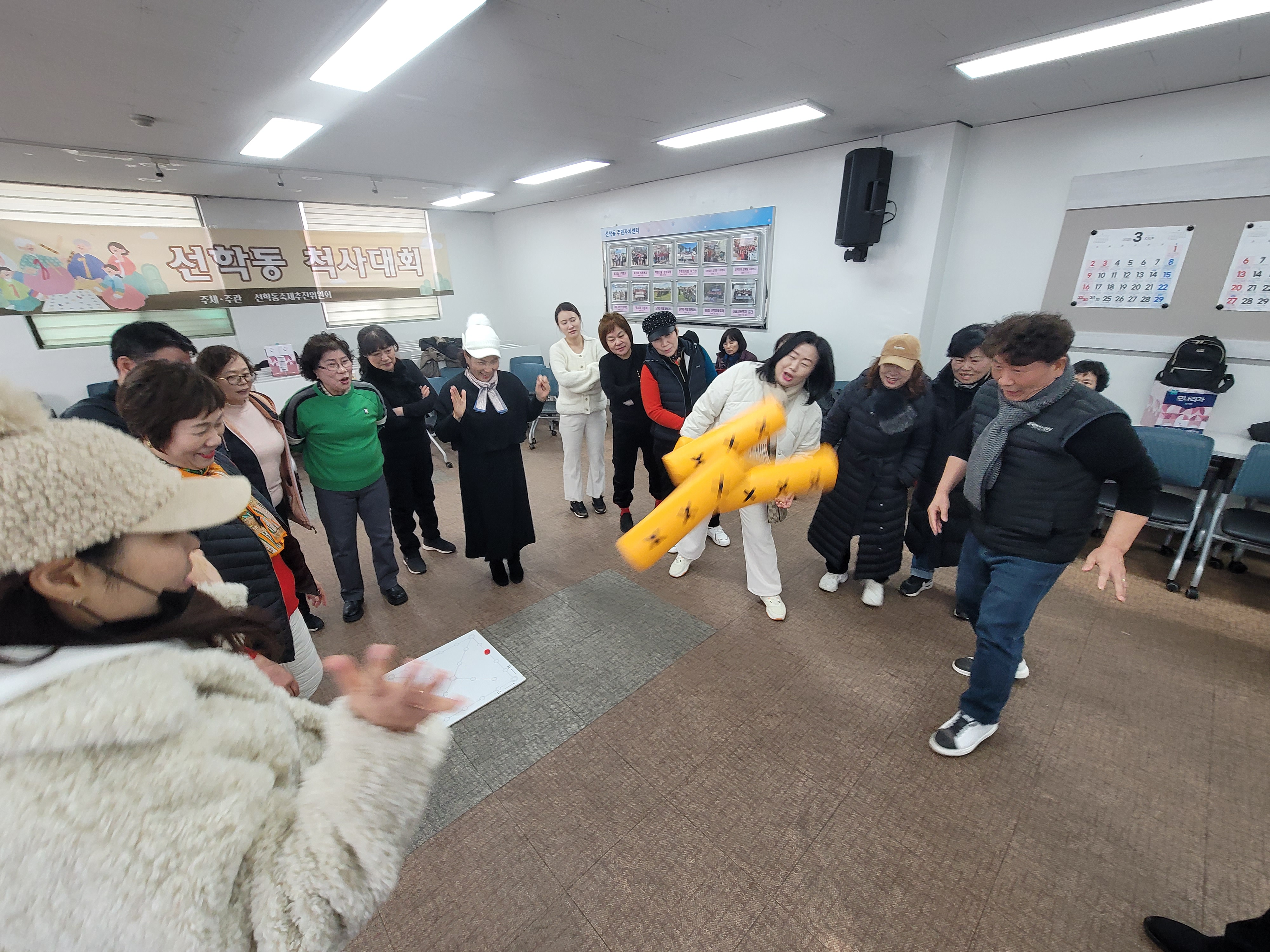 연수구 선학동의 7개 자생 단체가 연합한 선학동 축제추진위원회는 지난 4일 동 행정복지센터에서 자생 단체 회원, 주민 등 80여 명이 참석한 가운데 2025년 선학동 주민화합 척사대회를 성황리에 개최했다
